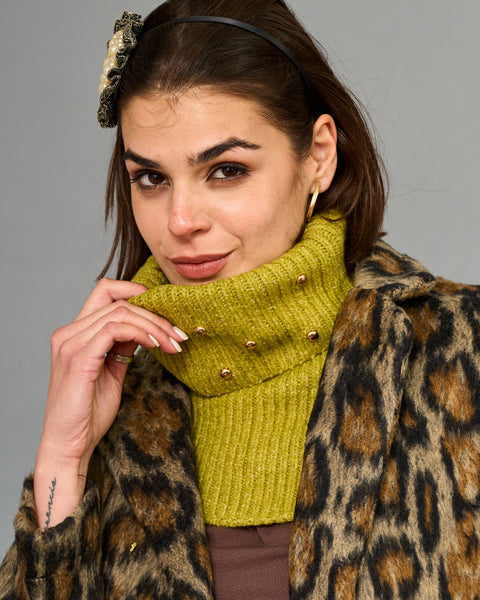 Accesorios Cuello Con Tachas Doradas